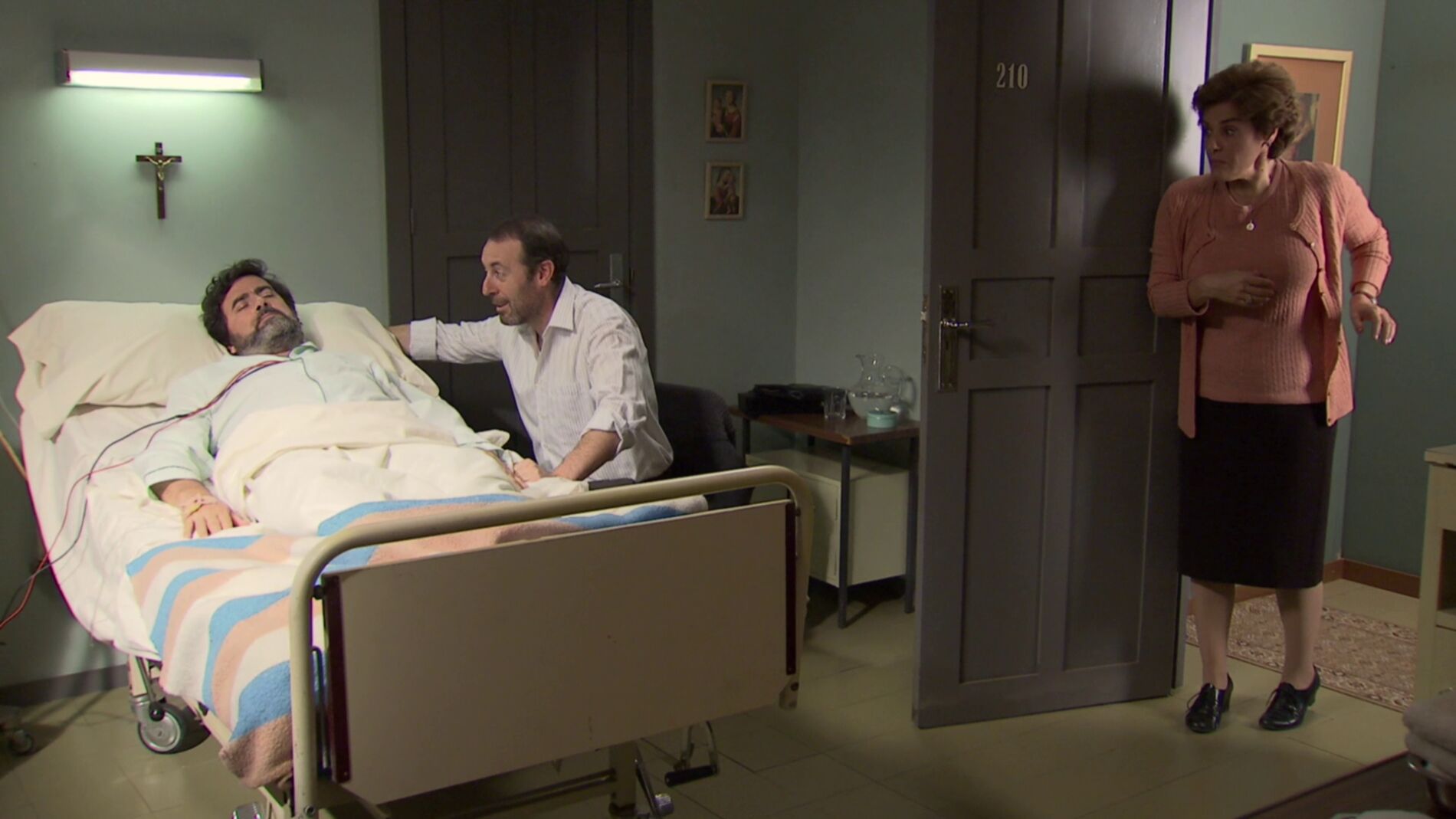 Benigna descubre a Benito hablando sobre ella