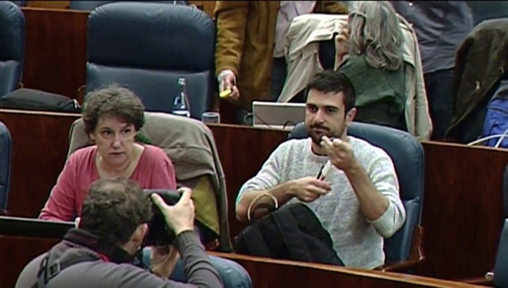 Frame 4.909043 de:  Pablo Iglesias, defiende al portavoz de la formación morada en el Senado