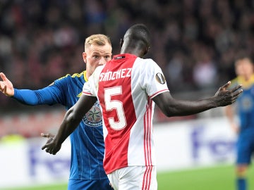 Sánchez se encara con Guidetti en el Ajax-Celta