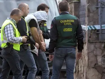 Patrick Nogueira acompañado por varios agentes de la Guardia Civil Patrick Nogueira acompañado por varios agentes de la Guardia Civil