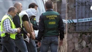Patrick Nogueira acompañado por varios agentes de la Guardia Civil