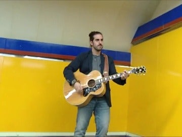 Frame 85.768385 de: Andrés Suárez, el cantautor del metro que triunfa en los escenarios