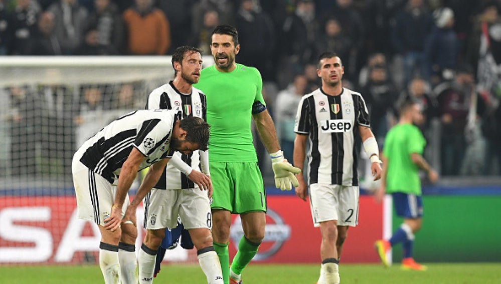 Buffon conversa con sus compañeros tras el empate ante el Lyon