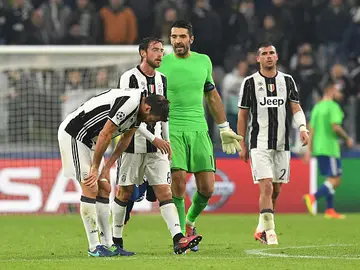Buffon conversa con sus compañeros tras el empate ante el Lyon Buffon conversa con sus compañeros tras el empate ante el Lyon