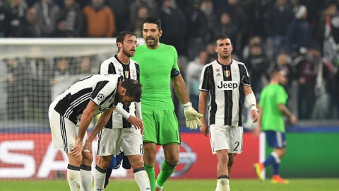 Buffon conversa con sus compa&ntilde;eros tras el empate ante el Lyon