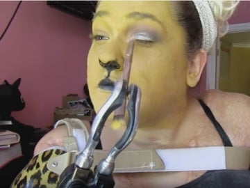 Kaitlyn Dobrow en uno de sus tutoriales de maquillaje