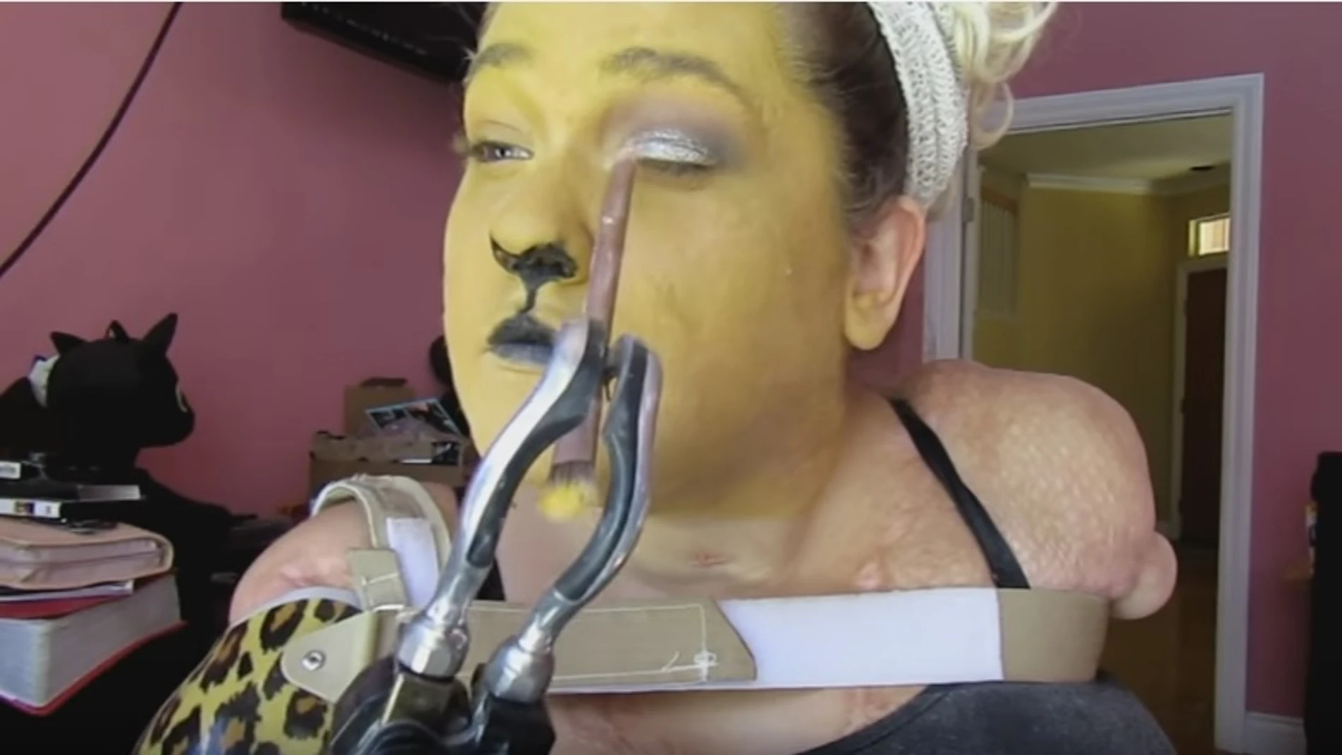 Kaitlyn Dobrow en uno de sus tutoriales de maquillaje Kaitlyn Dobrow en uno de sus tutoriales de maquillaje