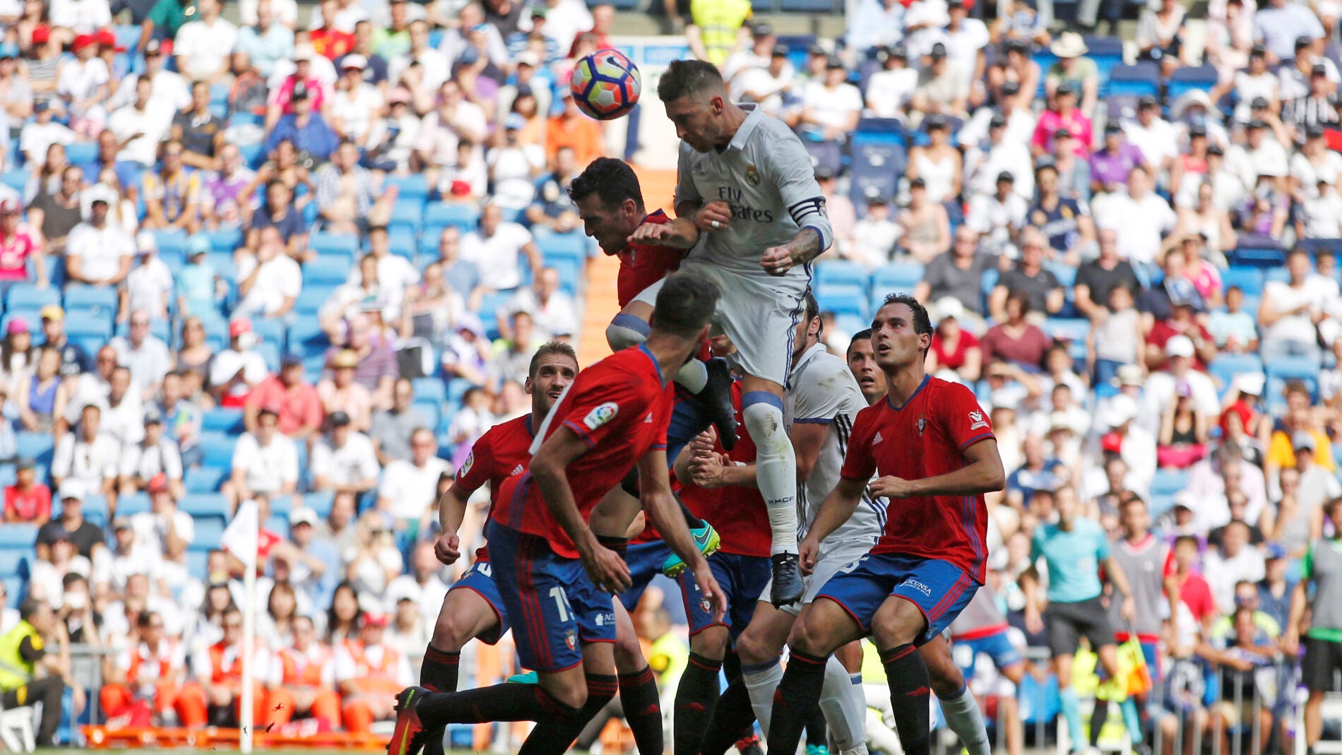 Defensas del Osasuna luchan por un bal&oacute;n a&eacute;reo con Sergio Ramos