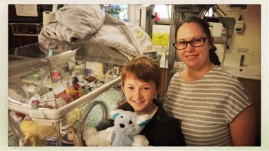Un niño de 12 años fabrica cientos de peluches para los menores enfermos de todo el mundo