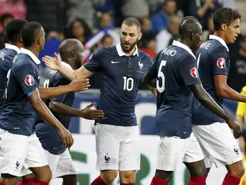 Benzema celebrando un gol con sus compañeros de selección Benzema celebrando un gol con sus compañeros de selección