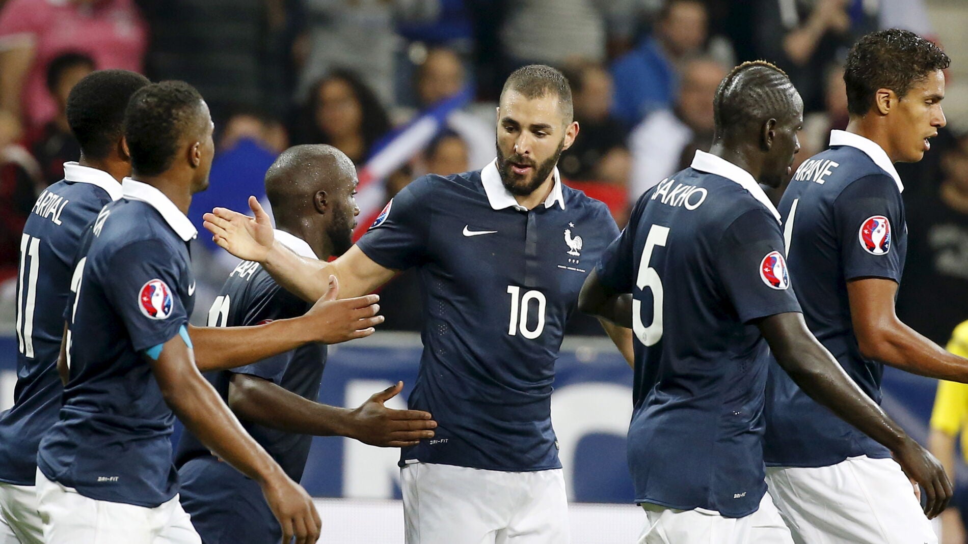 Benzema celebrando un gol con sus compa&ntilde;eros de selecci&oacute;n