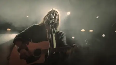 Frame 8.845797 de: Andrés Suárez, el cantautor del metro que triunfa en los escenarios Frame 8.845797 de: Andrés Suárez, el cantautor del metro que triunfa en los escenarios