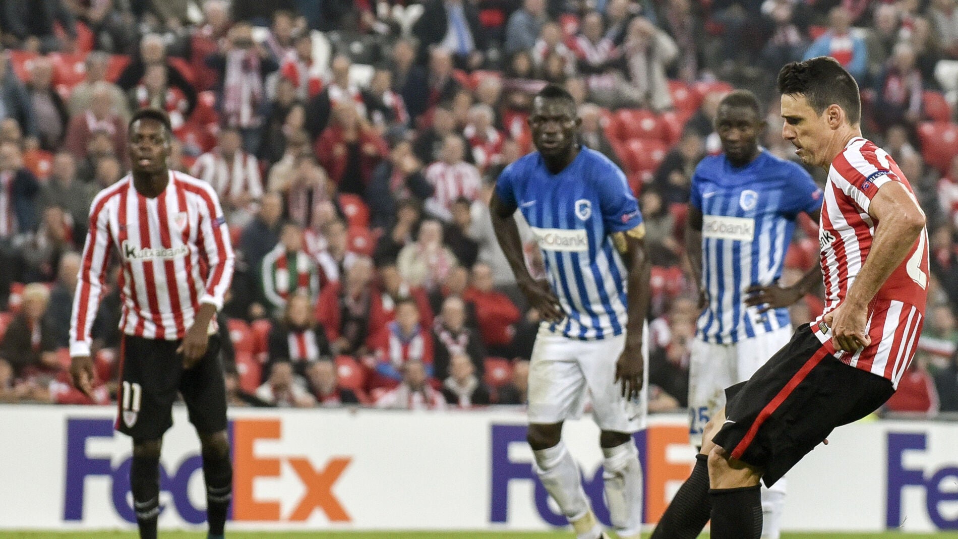 Aduriz, anotando uno de los cinco goles ante el KRC Genk
