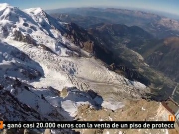 Frame 20.687573 de: El accidentado vuelo de un hombre pájaro sobre los glaciares de los Alpes franceses Frame 20.687573 de: El accidentado vuelo de un hombre pájaro sobre los glaciares de los Alpes franceses