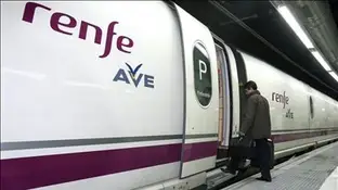 Un pasajero sube a un tren de alta velocidad (AVE) Un pasajero sube a un tren de alta velocidad (AVE)
