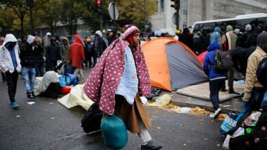 París desmantela los campamentos de inmigrantes instalados tras el cierre de la 'Jungla de Calais'