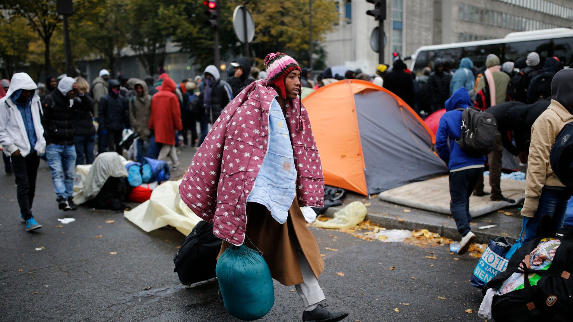 Inmigrantes en un campamento de Par&iacute;s