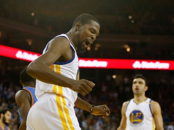 Kevin Durant celebra un punto con los Golden State Warriors