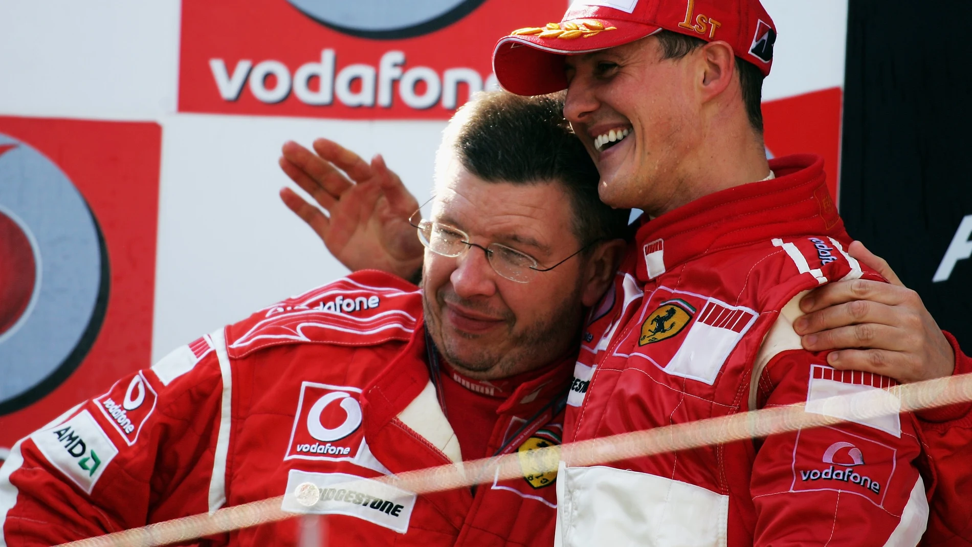 Michael Schumacher y Ross Brawn se abrazan en su etapa en Ferrari