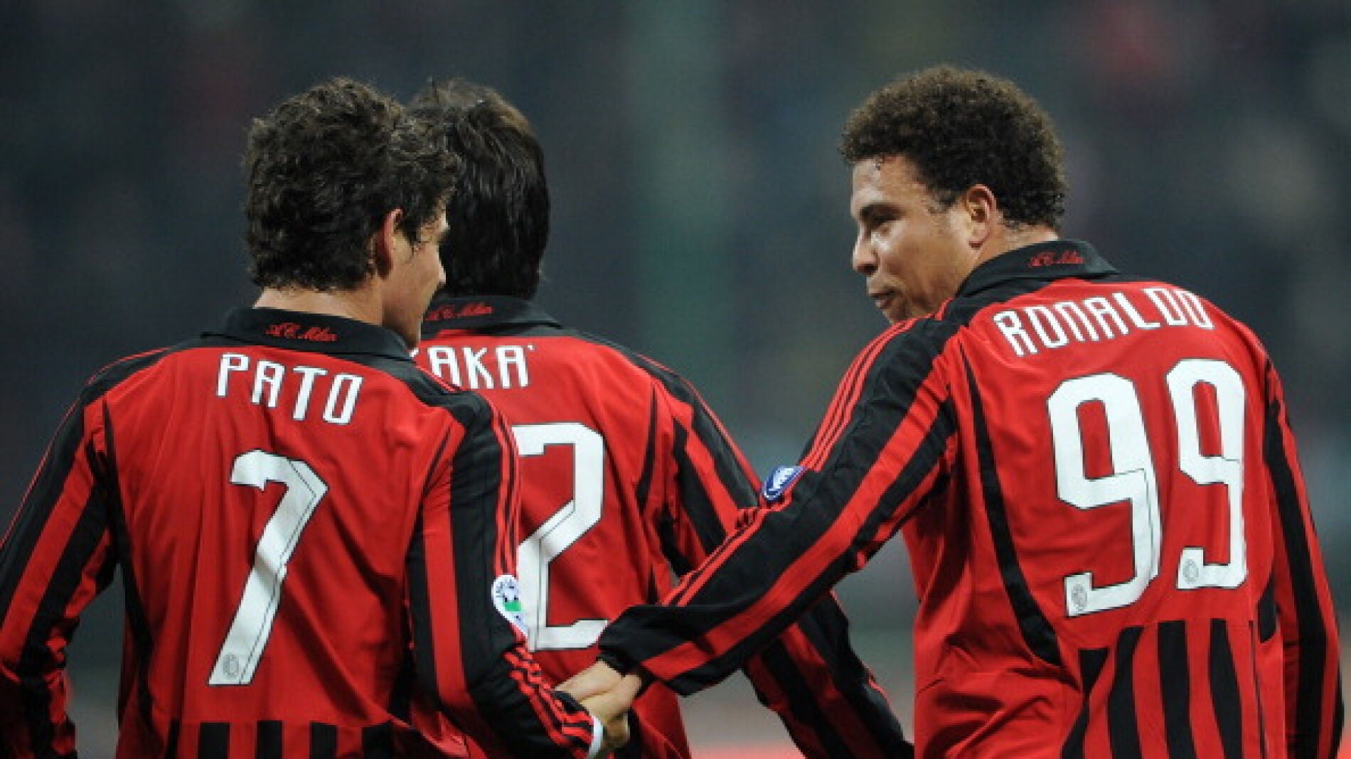 Ronaldo y Pato celebran un gol durante su etapa en el Milan