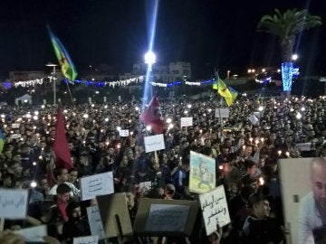 Manifestación multitudinaria en el norte de Marruecos contra la muerte de un joven vendedor