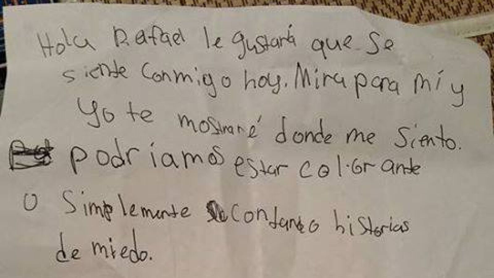 La barrera del idioma no impide que una niña de EEUU se comunique con su compañero que no sabe inglés 