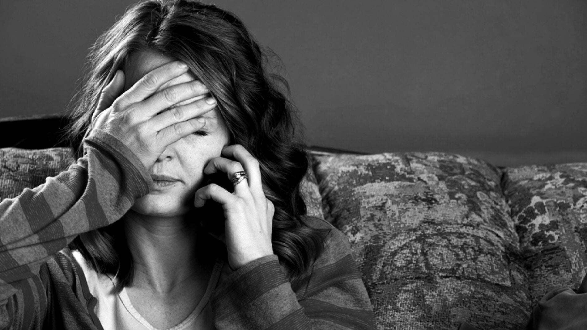 Una mujer hablando por tel&eacute;fono