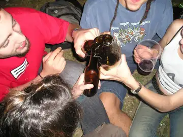 Jóvenes haciendo botellón Jóvenes haciendo botellón