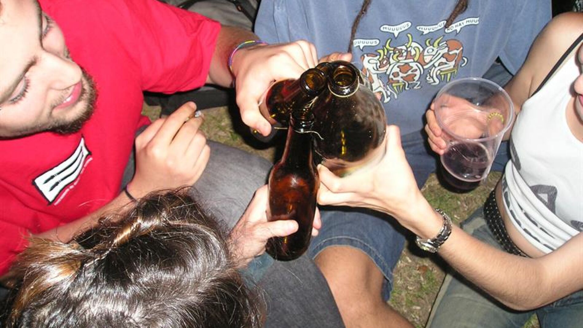 J&oacute;venes haciendo botell&oacute;n