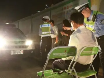 Uno de los infractores sometiéndose a las luces altas de su propio vehículo Uno de los infractores sometiéndose a las luces altas de su propio vehículo