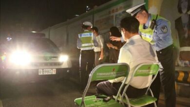 El nuevo castigo de la Policía china por circular con las luces altas: poner al conductor frente a ellas durante un minuto