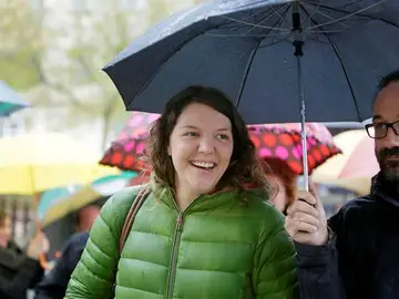 La alcaldesa de Berga, Montse Venturós (CUP), acompañada del diputado y abogado de la CUP Benet Salellas La alcaldesa de Berga, Montse Venturós (CUP), acompañada del diputado y abogado de la CUP Benet Salellas