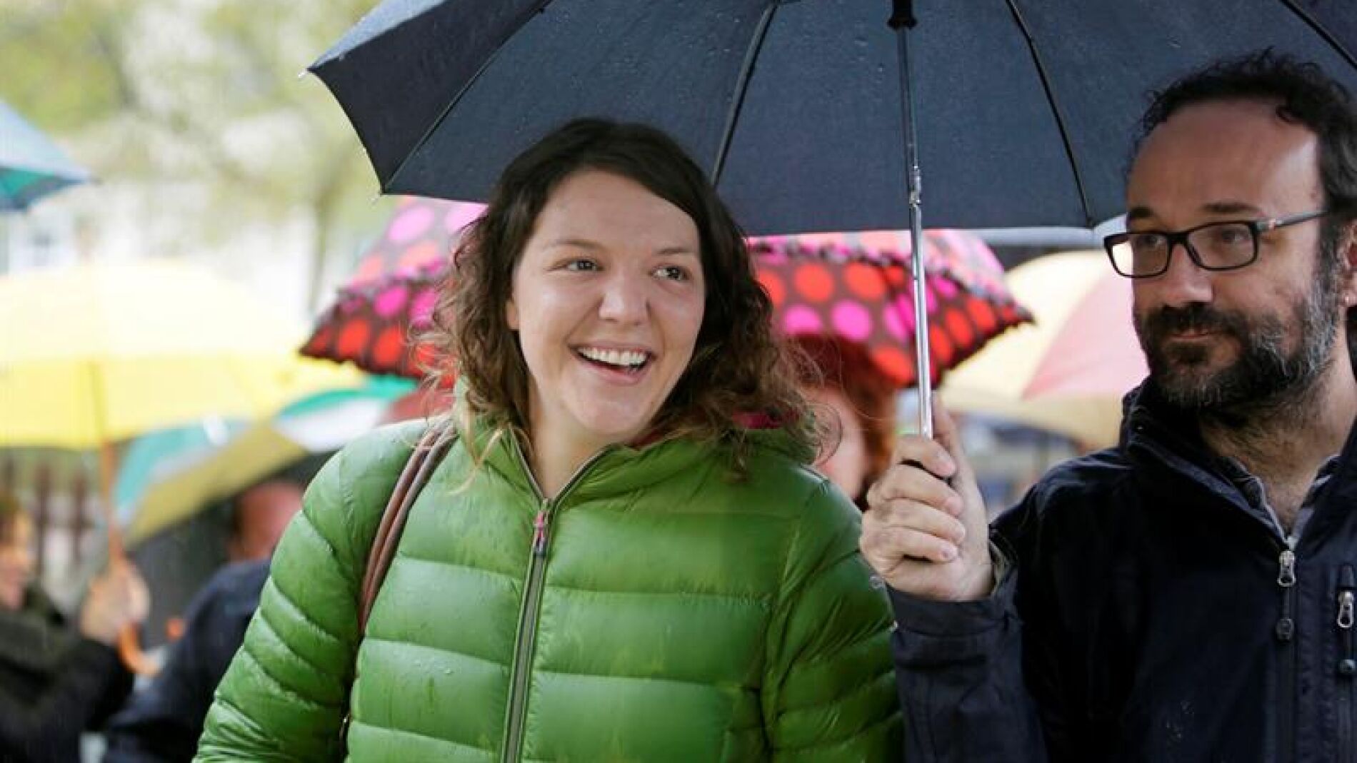 La alcaldesa de Berga, Montse Ventur&oacute;s (CUP), acompa&ntilde;ada del diputado y abogado de la CUP Benet Salellas