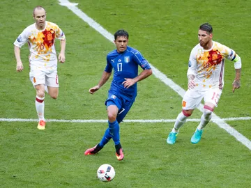 Iniesta y Sergio Ramos presionando a Éder Martins Citadin en un partido Iniesta y Sergio Ramos presionando a Éder Martins Citadin en un partido