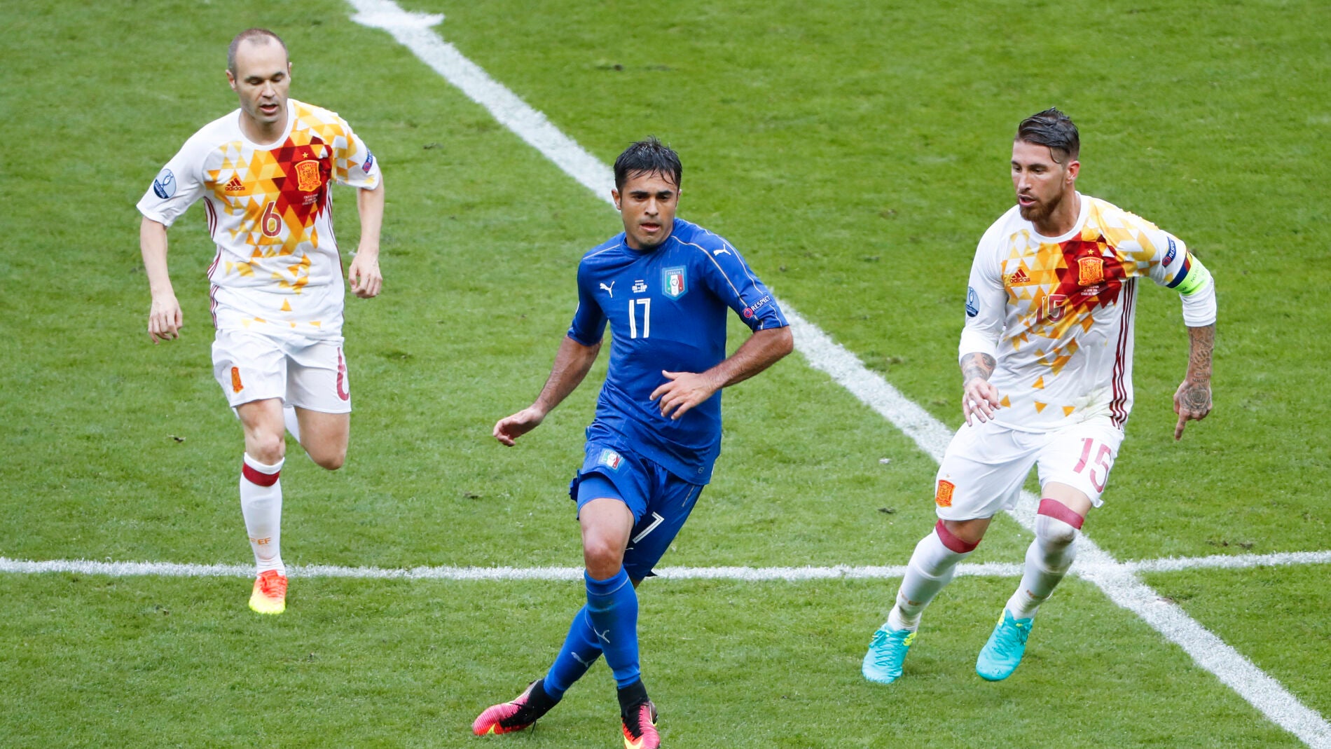 Iniesta y Sergio Ramos presionando a &Eacute;der Martins Citadin en un partido