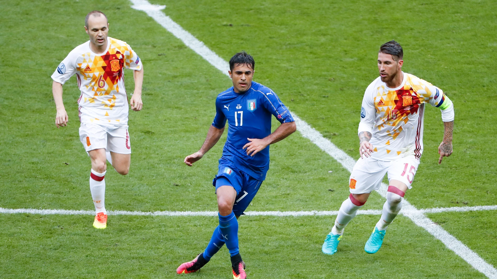 Iniesta y Sergio Ramos presionando a Éder Martins Citadin en un partido Iniesta y Sergio Ramos presionando a Éder Martins Citadin en un partido