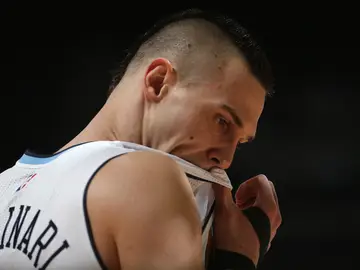 Gallinari secándose el sudor con la camiseta Gallinari secándose el sudor con la camiseta