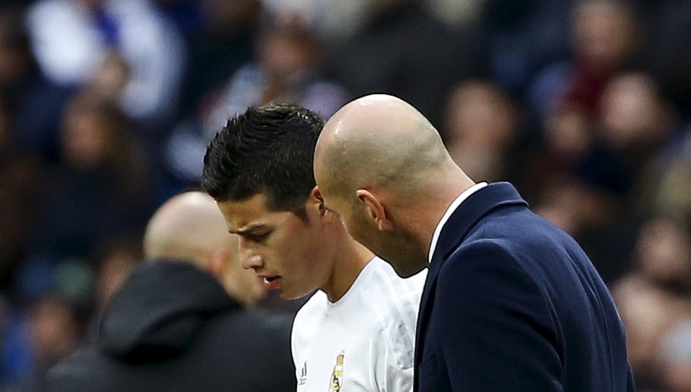 Zidane habla con James en un partido del Real Madrid