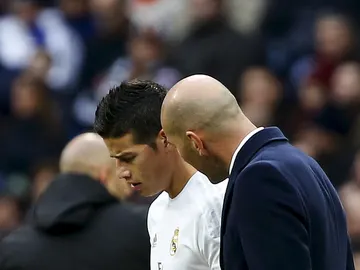 Zidane habla con James en un partido del Real Madrid Zidane habla con James en un partido del Real Madrid