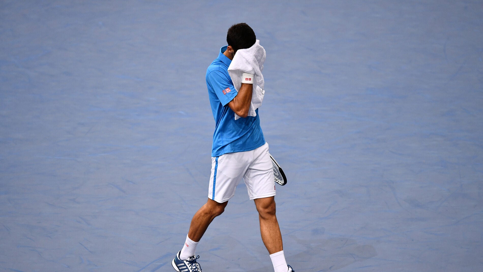 Djokovic se lamenta tras perder un punto ante Cilic