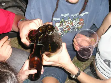 Imagen de archivo de menores bebiendo alcohol Imagen de archivo de menores bebiendo alcohol