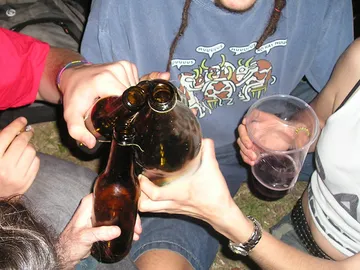 Imagen de archivo de menores bebiendo alcohol Imagen de archivo de menores bebiendo alcohol