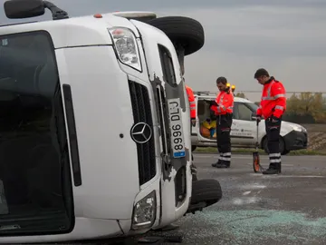 Siete heridos, seis de ellos niños, al chocar un minibús con un coche en Vitoria Siete heridos, seis de ellos niños, al chocar un minibús con un coche en Vitoria