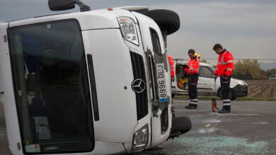 Seis niños y el conductor de un minibús heridos tras un colisionar con un turismo en Vitoria