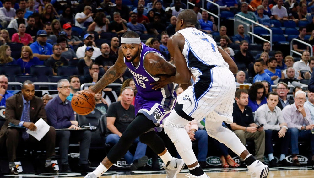 Ibaka defendiendo a DeMarcus Cousins