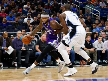 Ibaka defendiendo a DeMarcus Cousins Ibaka defendiendo a DeMarcus Cousins