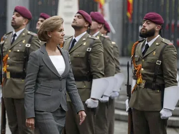 María Dolores de Cospedal pasa revista a las tropas María Dolores de Cospedal pasa revista a las tropas