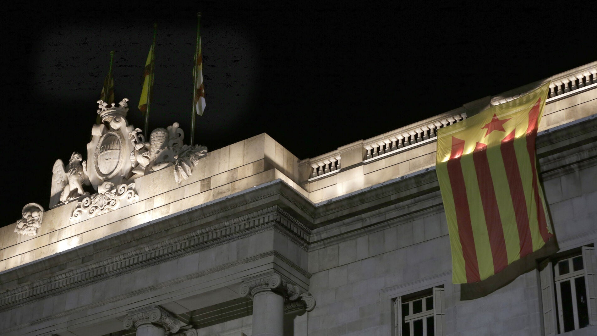 Estelada colocada en la fachada del Ayuntamiento de Barcelona