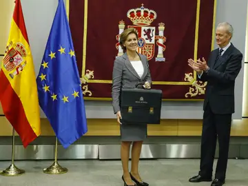 María Dolores de Cospedal recibe la cartera del Ministerio de Defensa María Dolores de Cospedal recibe la cartera del Ministerio de Defensa