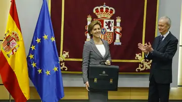 María Dolores de Cospedal recibe la cartera del Ministerio de Defensa María Dolores de Cospedal recibe la cartera del Ministerio de Defensa